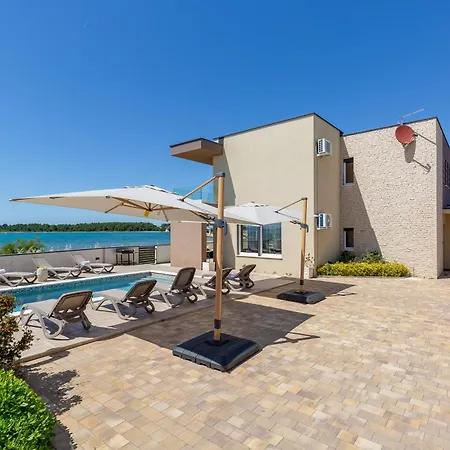 Sea Gem - Beachfront With Heated Pool, Vila *