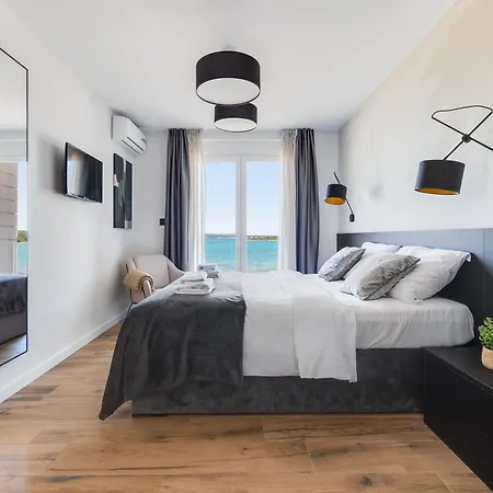 Sea Gem - Beachfront With Heated Pool, Villa