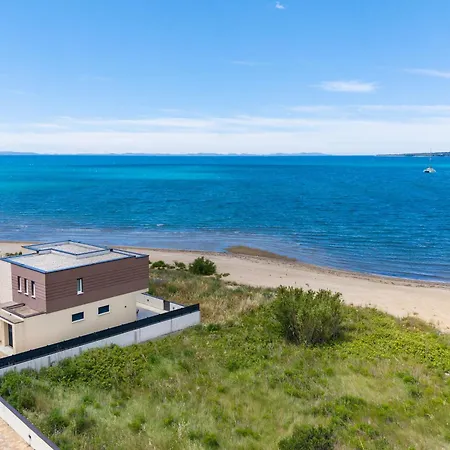 Sea Gem - Beachfront With Heated Pool, Privlaka (Zadar)