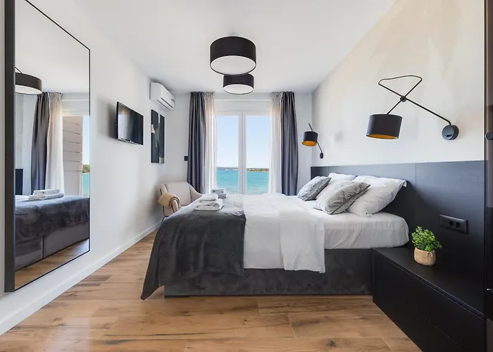 Sea Gem - Beachfront With Heated Pool, Vila