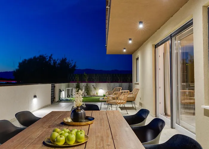 Sea Gem - Beachfront With Heated Pool, Privlaka (Zadar)