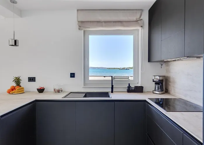 Vila Sea Gem - Beachfront With Heated Pool,