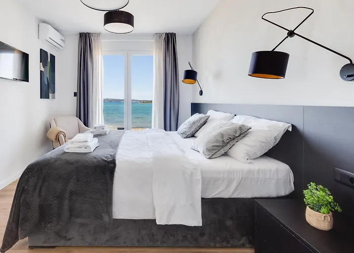 Sea Gem - Beachfront With Heated Pool, Privlaka (Zadar)