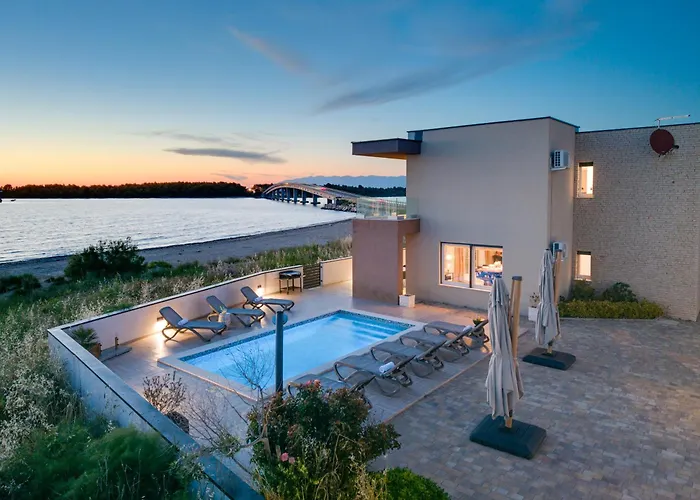Sea Gem - Beachfront With Heated Pool, Vila