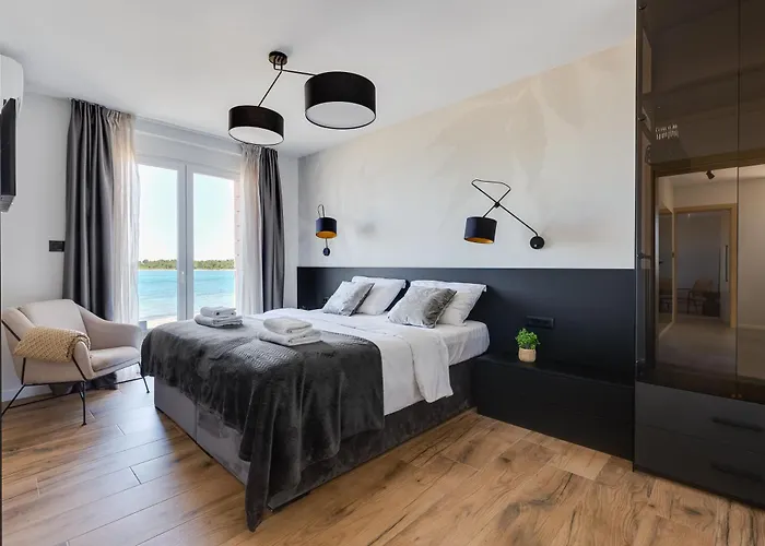 Vila Sea Gem - Beachfront With Heated Pool,