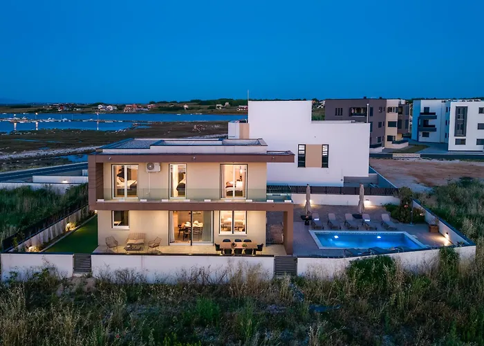 Sea Gem - Beachfront With Heated Pool,