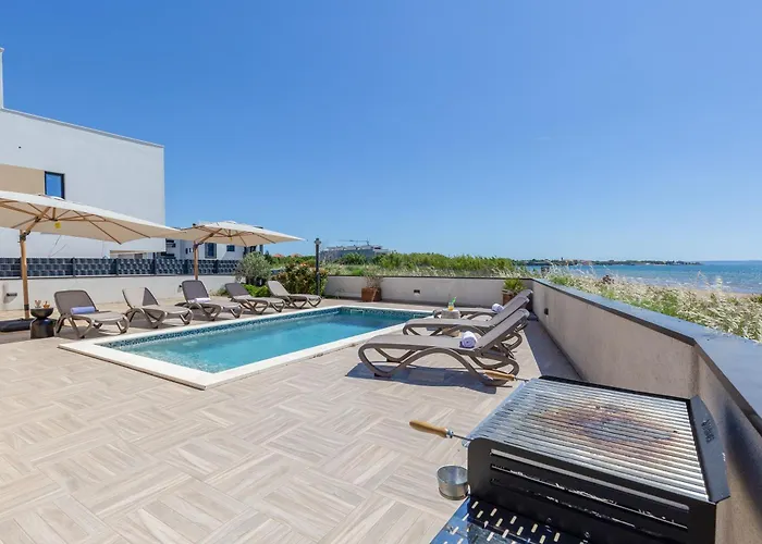 Sea Gem - Beachfront With Heated Pool, Privlaka (Zadar)