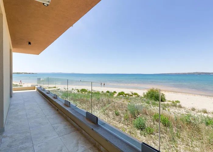 Sea Gem - Beachfront With Heated Pool, Vila