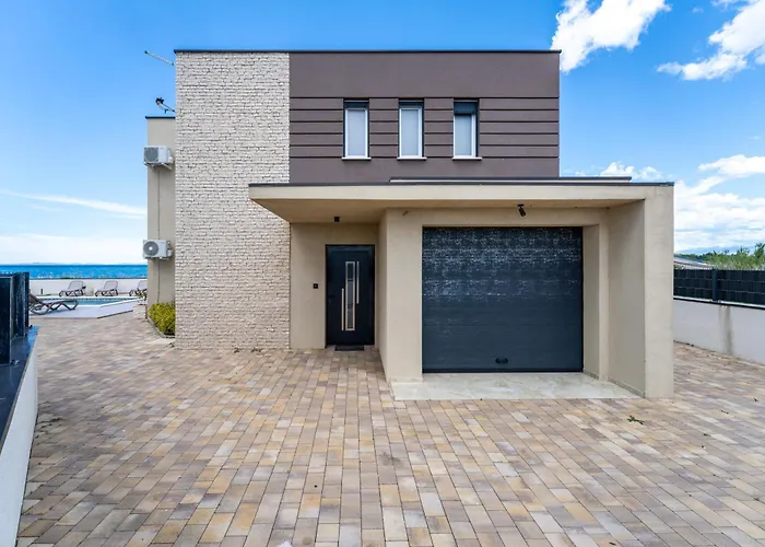 Vila Sea Gem - Beachfront With Heated Pool,