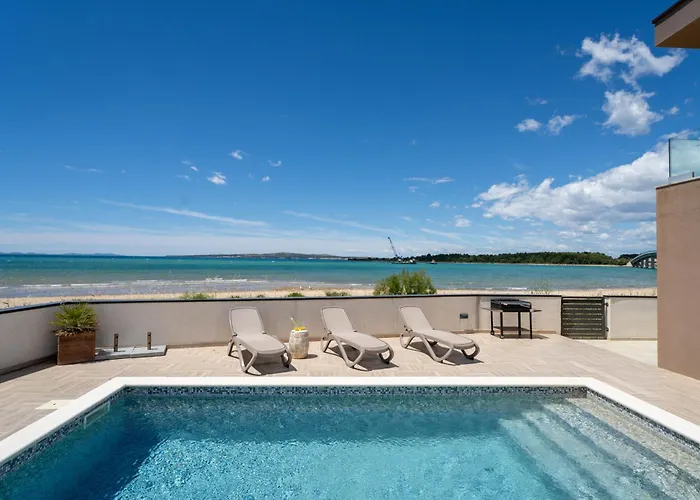 Sea Gem - Beachfront With Heated Pool, Vila Privlaka (Zadar)