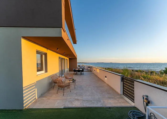 Sea Gem - Beachfront With Heated Pool, Villa Privlaka (Zadar)