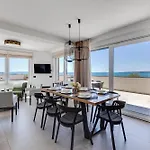 Villa Sea Gem - Beachfront With Heated Pool, Privlaka (Zadar)