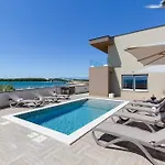 Villa Sea Gem - Beachfront With Heated Pool,