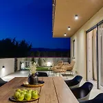 Sea Gem - Beachfront With Heated Pool, Privlaka (Zadar)