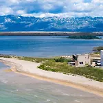 Villa Sea Gem - Beachfront With Heated Pool, Privlaka (Zadar)