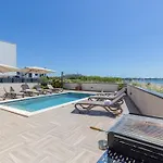 Sea Gem - Beachfront With Heated Pool, Privlaka (Zadar)