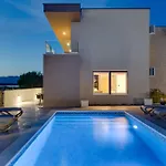 Sea Gem - Beachfront With Heated Pool,