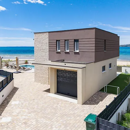 Вилла Sea Gem - Beachfront With Heated Pool,