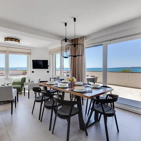 Вилла Sea Gem - Beachfront With Heated Pool, Привлака