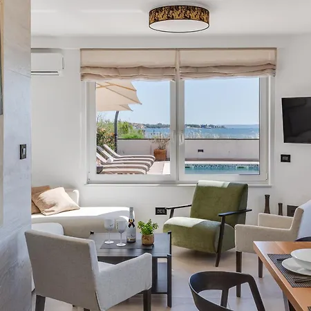 Sea Gem - Beachfront With Heated Pool, Вилла