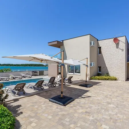 Вилла Sea Gem - Beachfront With Heated Pool,