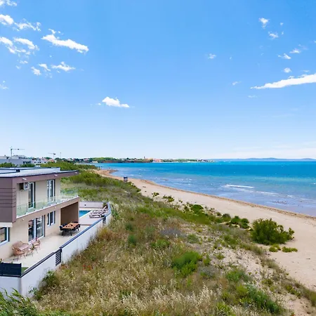 Sea Gem - Beachfront With Heated Pool, * Привлака