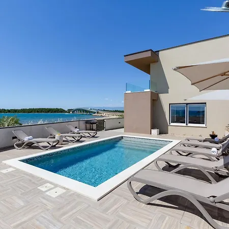 Вилла Sea Gem - Beachfront With Heated Pool,
