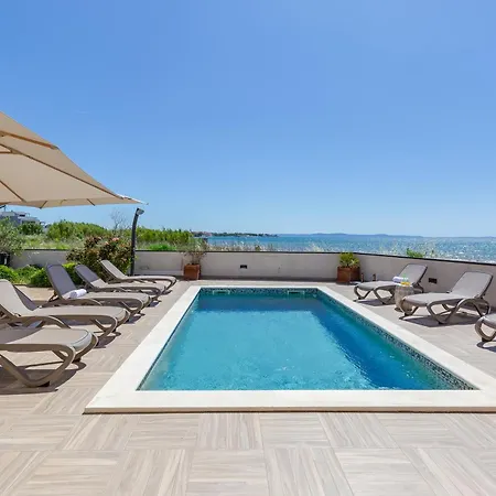 Sea Gem - Beachfront With Heated Pool, Вилла Привлака