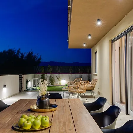 Sea Gem - Beachfront With Heated Pool, Привлака
