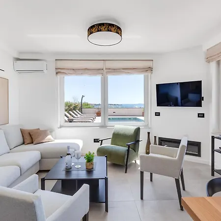 Sea Gem - Beachfront With Heated Pool, Вилла Привлака
