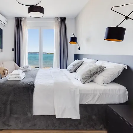 Sea Gem - Beachfront With Heated Pool, Привлака