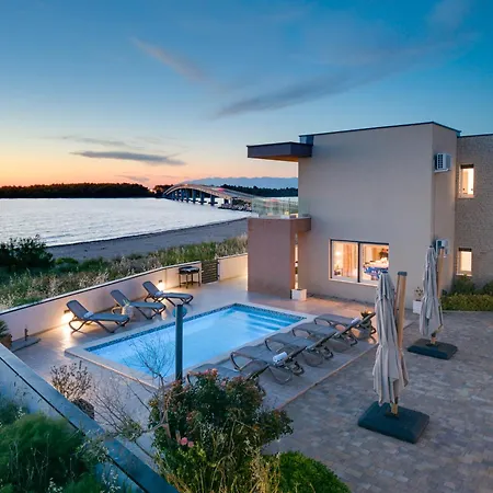Sea Gem - Beachfront With Heated Pool, Вилла