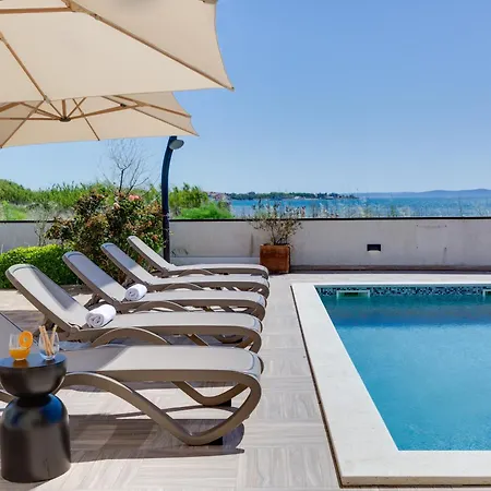 Sea Gem - Beachfront With Heated Pool, Вилла *