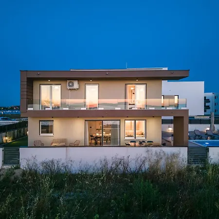 Sea Gem - Beachfront With Heated Pool, Привлака