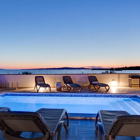 Вилла Sea Gem - Beachfront With Heated Pool, Привлака