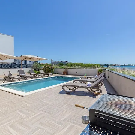Sea Gem - Beachfront With Heated Pool, Привлака