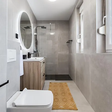 Sea Gem - Beachfront With Heated Pool, Привлака