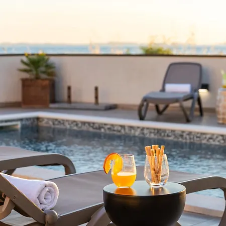 Sea Gem - Beachfront With Heated Pool, Вилла