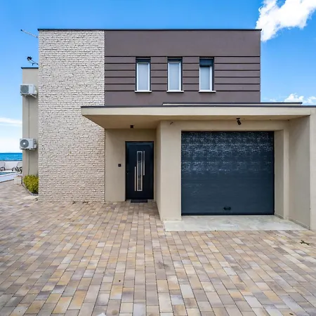 Вилла Sea Gem - Beachfront With Heated Pool,