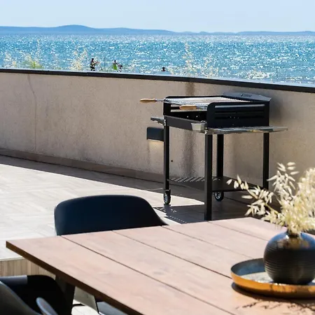 Sea Gem - Beachfront With Heated Pool, Привлака