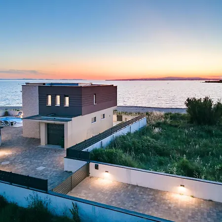 Sea Gem - Beachfront With Heated Pool,