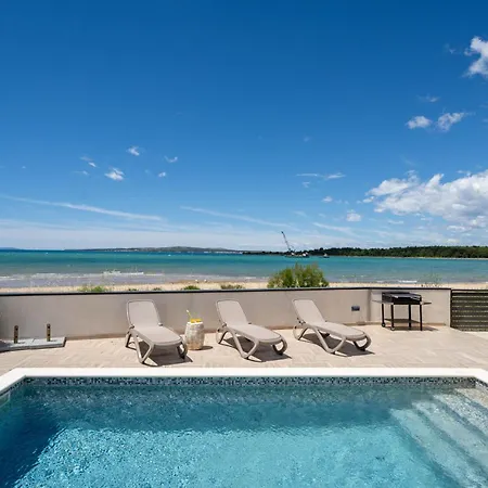Sea Gem - Beachfront With Heated Pool, Вилла Привлака