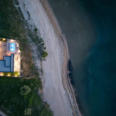 Sea Gem - Beachfront With Heated Pool, Привлака