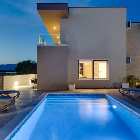 Sea Gem - Beachfront With Heated Pool,