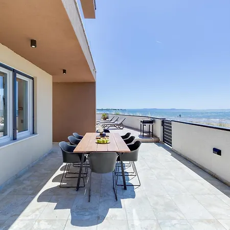 Sea Gem - Beachfront With Heated Pool, Вилла