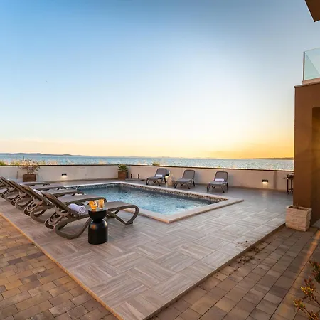 Sea Gem - Beachfront With Heated Pool, Вилла
