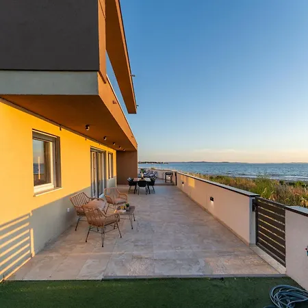 Sea Gem - Beachfront With Heated Pool, Вилла Привлака