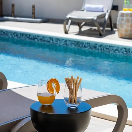 Sea Gem - Beachfront With Heated Pool,