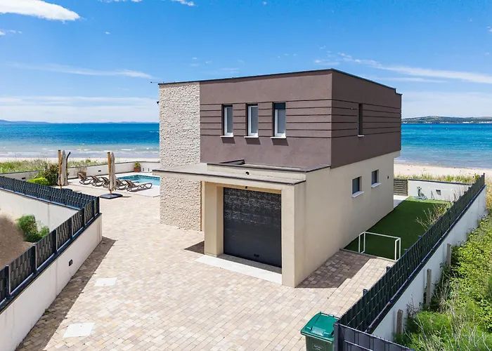 Villa Sea Gem - Beachfront With Heated Pool,